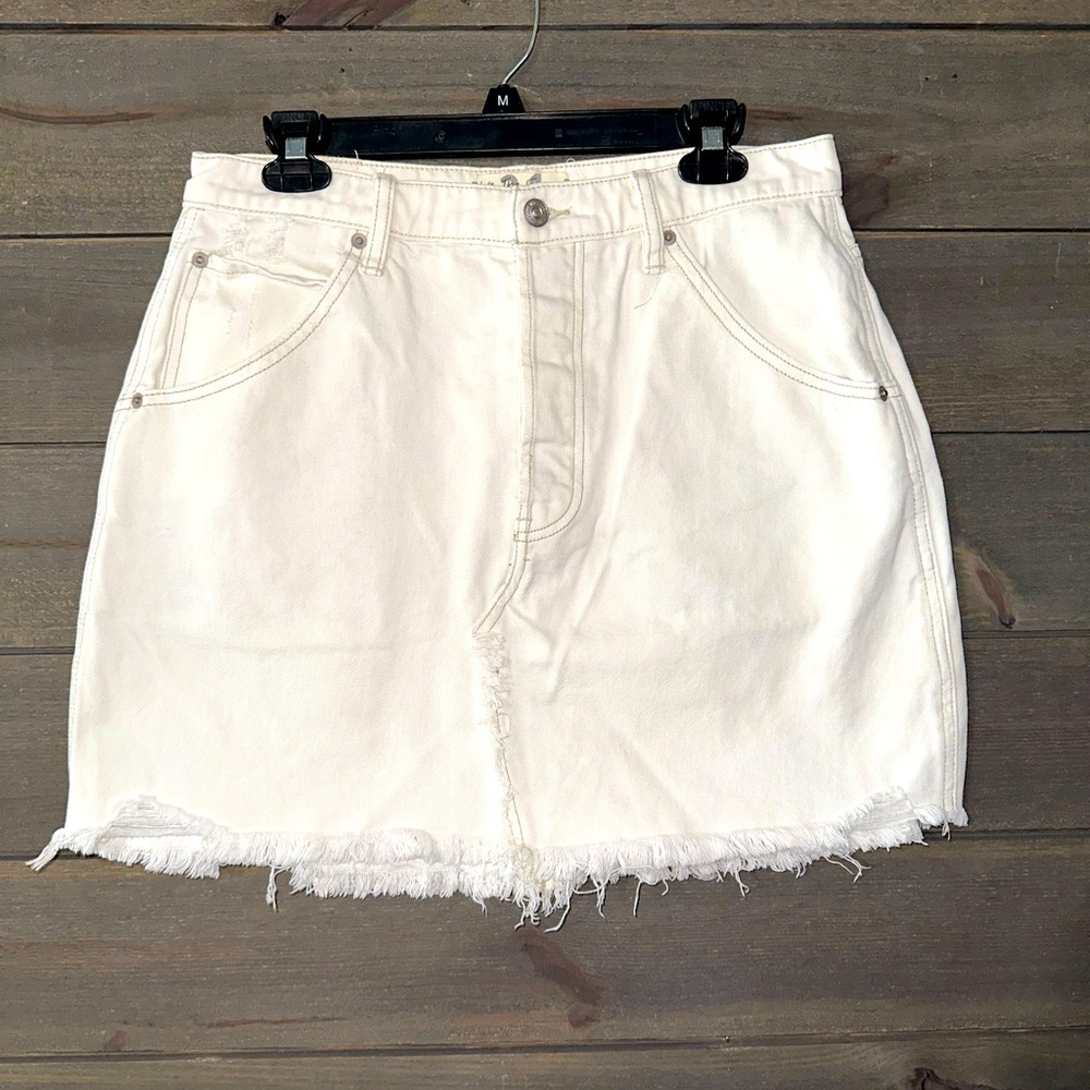 WE THE FREE WHITE DENIM SKIRT. Size 31.